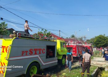Mobil Damkar PT. STTC  tampak ikut memadamkan api.