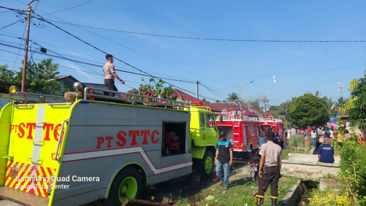 Mobil Damkar PT. STTC  tampak ikut memadamkan api.