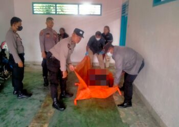 Mayat korban saat dievakuasi petugas kepolisian.