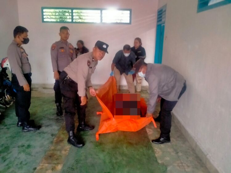 Mayat korban saat dievakuasi petugas kepolisian.