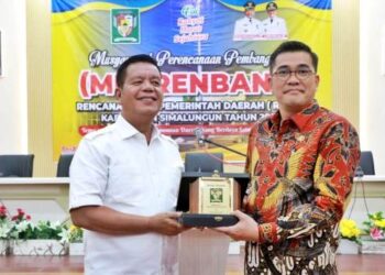 Plt. Kepala Dinas Koperasi dan UKM Sumut, Dr. Naslindo Sirait bersama Bupati Simalungun saat mengikuti Musrenbang RKPD Tahun 2025.