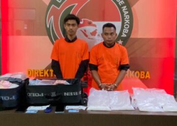Petugas menangkap dua pria hendak selundupkan sabu ke Palu di Bandara Kualanamu. (Foto: dok Polda Sumut).