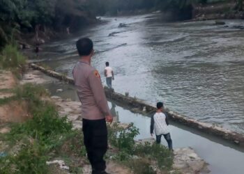 Seorang anak laki-laki berusia 5 tahun, Lian Aprinsyah, dilaporkan hanyut dan meninggal setelah tenggelam di Sungai Bah Bolon