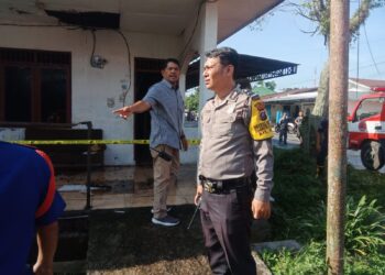 Polisi langsung turun melakukan olah Tempat Kejadian Perkara (TKP) lima unit rumah kontrakan terbakar, di Jalan Bah Birong Kiri, Kelurahan Sigulang - gulang Kecamatan Siantar Utara, Kota Pematangsiantar, pada Kamis (29/2/2024) pagi tadi, sekitar pukul 08.30 WIB.