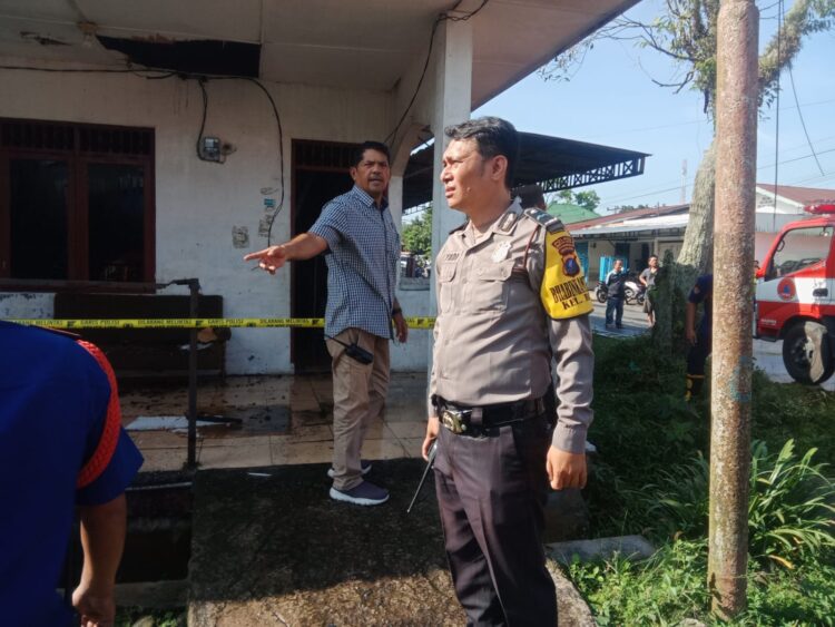 Polisi langsung turun melakukan olah Tempat Kejadian Perkara (TKP) lima unit rumah kontrakan terbakar, di Jalan Bah Birong Kiri, Kelurahan Sigulang - gulang Kecamatan Siantar Utara, Kota Pematangsiantar, pada Kamis (29/2/2024) pagi tadi, sekitar pukul 08.30 WIB.