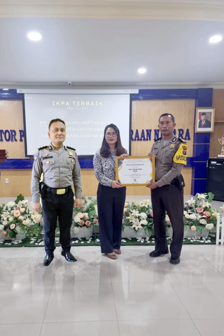 Polres Pematangsiantar menerima penghargaan dari Kepala KPPN Pematangsiantar dalam acara press release APBN Periode hingga Januari 2024 Indikator Kinerja Pelaksanaan Anggaran Semester II Tahun 2023 Kategori Pagu DIPA Pengelolaan Besar, Kamis (22/2/2024).