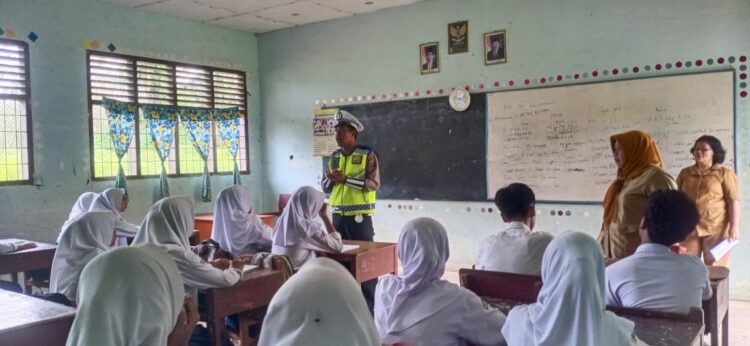 Sat Lantas Polres Simalungun menggelar kegiatan "Police Goes To School" di SMP Negeri 1 Tapian Dolok, Nagori Pematang Dolok Kahean, Kecamatan Tapian Dolok, Kabupaten Simalungun, pada Jumat (16/2/2024) lalu, pukul 11.00 WIB.