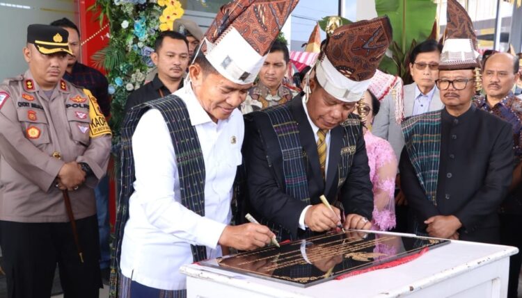 Bupati Simalungun, Radiapoh Hasiholan Sinaga bersama Wakil Bupati, H Zonny Waldi, mendampingi Penjabat (Pj) Gubernur Sumatra Utara (Gubsu), Dr Hasanuddin meresmikan Rumah Sakit Umum Daerah (RSUD) Tuan (Tn) Rondahaim Saragih, Rabu (28/2/2024).