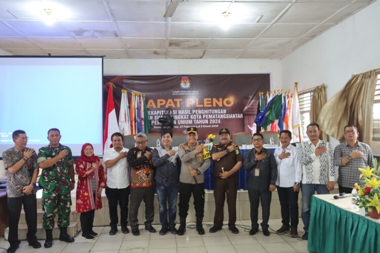 Kapolres Pematangsiantar, AKBP Yogen Heroes Baruno, S.H, S.I.K, hadiri pembukaan rapat pleno rekapitulasi hasil penghitungan perolehan suara tingkat kota Pemilu 2024, Selasa (27/2/2024P), sekitar pukul 13.30 WIB, di Gedung Dharma Wanita Kota Pematangsiantar.