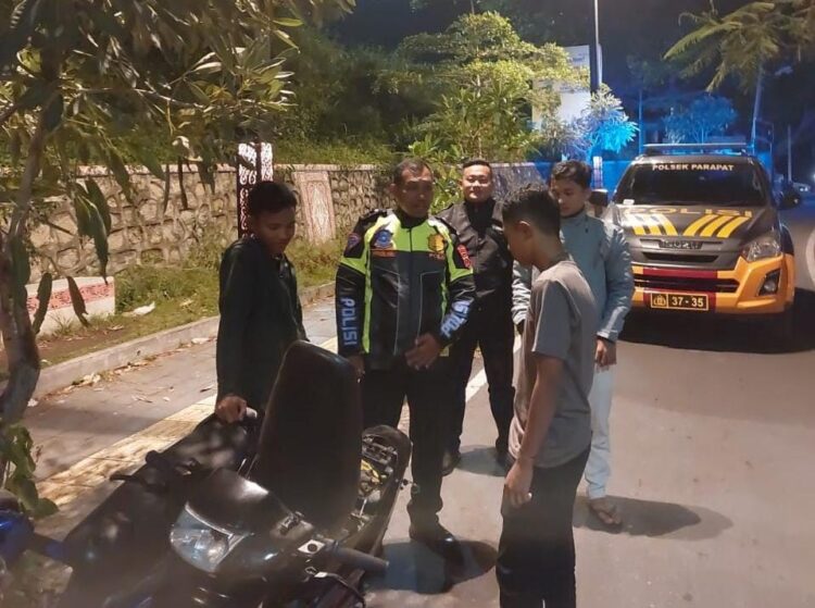 Polsek Parapat - Polres Simalungun, menggelar Blue Light Patrol (BLP) di berbagai jalan utama Kota Pariwisata Parapat.