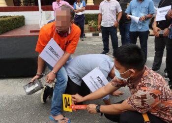 Rekonstruksi  kasus pembunuhan secara bersama - sama, Jumat (2/2/2024), pada pukul 11.00 WIB, di lapangan apel Polres Pematangsiantar.