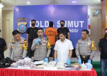 Kapolres Tebing Tinggi, AKBP Andreas Tampubolon didampingi Wakapolres Tebing Tinggi Kompol Asrul Robert Sembiring, Kasat Narkoba AKP Wisnugraha, Kasi Humas AKP Agus Arianto dan personel Sat Narkoba saat menggelar konferensi pers peredaran Indonesia Malaysia, di Mapolres Tebing Tinggi, Rabu (31/1/2024). TRIBUN MEDAN/HO