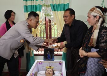 Kapolres Pematangsiantar, AKBP Yogen Heroes Baruno SH, SIK, ditmani Ketua Bhayangkari Cabang Kota Pematangsiantar, Ny. Sandra Yogen, mengungkapkan duka mendalam atas berpulangnya, Vricila Nainggolan, anak dari personil Sat Lantas, AIPTU Marojahan Nainggolan.