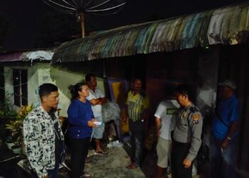 Petugas kepolisian saat turun ke lokasi kejadian.