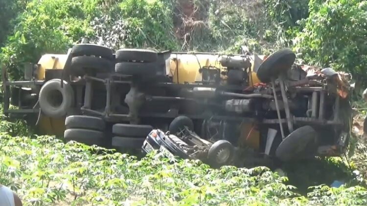 Kecelakaan mengerikan melibatkan tiga kendaraan di Jalan Lintas Sumatera Utara, Pulau Maria, Asahan, Jumat (15/3/2024). (Foto: Ulil Amri).