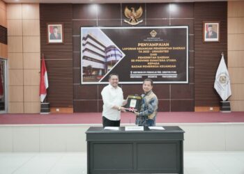 Franc Bernhard Tumanggor menyerahkan Laporan Keuangan Pemerintah Daerah Pakpak Bharat kepada Kepala Pewakilan BPK RI Sumatera Utara, Eydu Oktain Panjaitan.