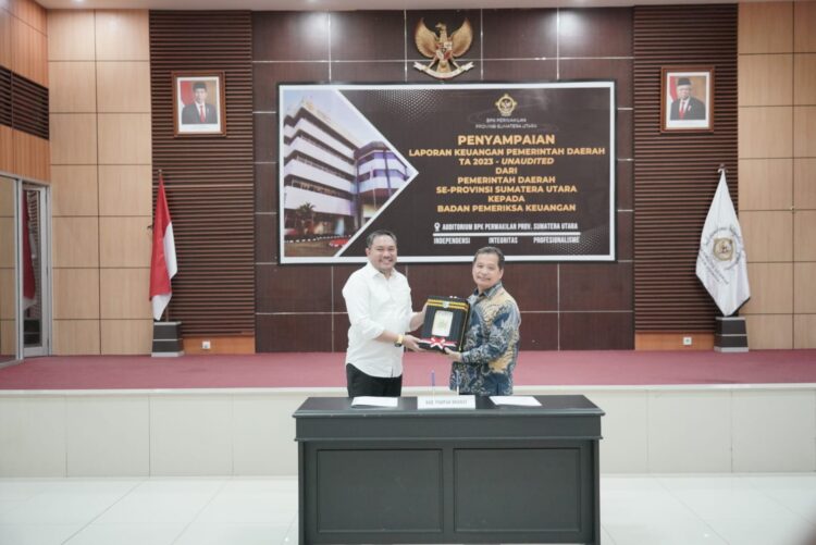 Franc Bernhard Tumanggor menyerahkan Laporan Keuangan Pemerintah Daerah Pakpak Bharat kepada Kepala Pewakilan BPK RI Sumatera Utara, Eydu Oktain Panjaitan.