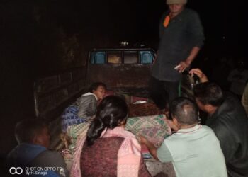 Mayat kedua balita saat dievakuasi petugas kepolisian bersama warga.