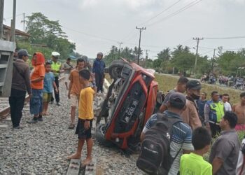 Foto: Kondisi mobil korban usai tertabrak kereta api di Tebing Tinggi. (Dok. Polres Tebing Tinggi)