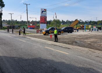 Sat Lantas Polres Simalungun menggelar operasi pengamanan dan pengendalian kemacetan lalu lintas, pada Minggu (31/3/2024), di jalan utama jurusan Pematangsiantar - Parapat, Kelurahan Balata, Kecamatan Jorlang Hataran.