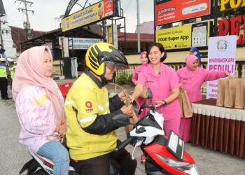 Ketua Bhayangkari Cabang Pematangsiantar, Ny. Sandra Yogen beserta Pengurus Bhayangkari membagikan takjil gratis kepada pengendara kendaraan bermotor yang melintasi Mako Polres Pematangsiantar, Jalan Sudirman Pematangsiantar, Rabu (20/3/2024) sore.