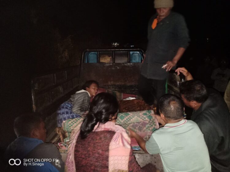 Mayat kedua balita saat dievakuasi petugas kepolisian bersama warga.