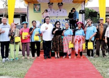 Foto bersama Bupati Simalungun, Radiapoh Hasiholan Sinaga bersama Ketua TP PKK, Ny Ratnawati Radiapoh Hasiholan Sinaga disela kegiatan.