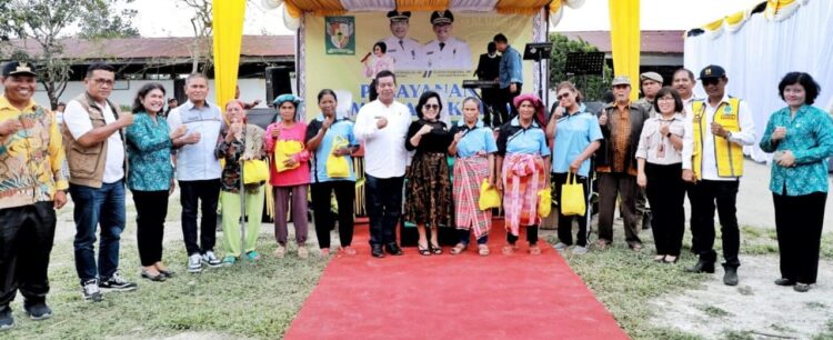 Foto bersama Bupati Simalungun, Radiapoh Hasiholan Sinaga bersama Ketua TP PKK, Ny Ratnawati Radiapoh Hasiholan Sinaga disela kegiatan.