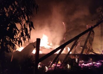 Suasana kebakaran dua unit rumah, di Jalan Mangga Ujung Siabal – abal, Gang Mawar, Kelurahan BP Nauli, Kecamatan Siantar Marihat, Kota Pematangsiantar, pada Jumat (8/3/2024) malam, sekira pukul 18.30 WIB.