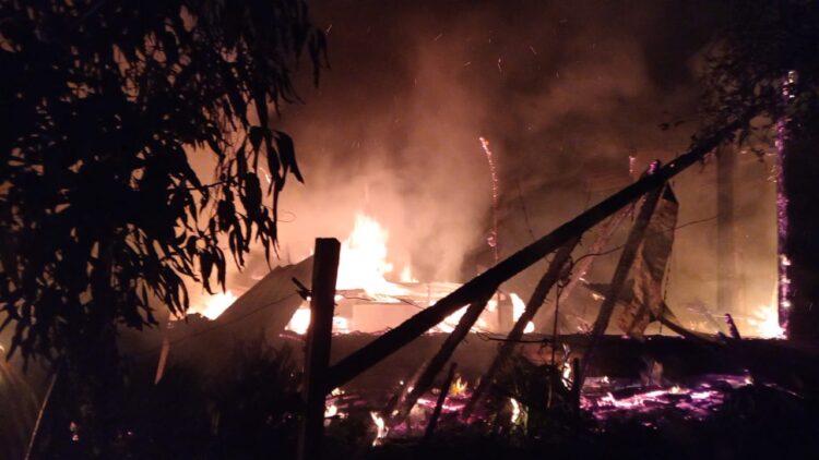Suasana kebakaran dua unit rumah, di Jalan Mangga Ujung Siabal – abal, Gang Mawar, Kelurahan BP Nauli, Kecamatan Siantar Marihat, Kota Pematangsiantar, pada Jumat (8/3/2024) malam, sekira pukul 18.30 WIB.