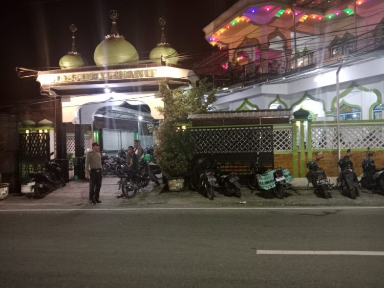 Personil Polres Pematangsiantar beserta Polsek jajaran melaksanakan pengamanan salat tarawih, di masjid, Sabtu (16/3/2024).