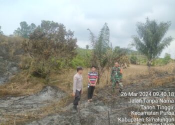 Personil Polsek Purba, bersinergi dengan Babinsa Koramil 13 TR, melaksanakan pengecekan titik api yang terdeteksi melalui Aplikasi Lancang Kuning.