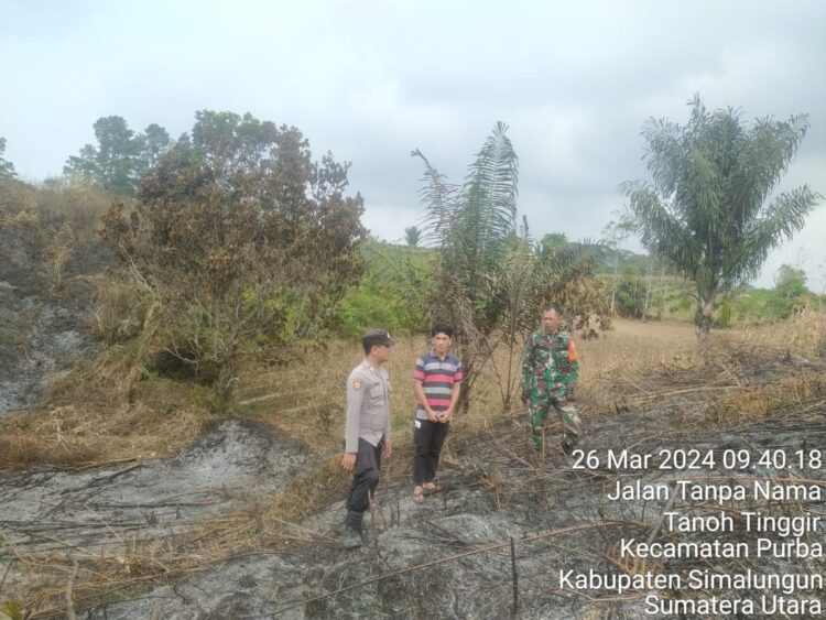 Personil Polsek Purba, bersinergi dengan Babinsa Koramil 13 TR, melaksanakan pengecekan titik api yang terdeteksi melalui Aplikasi Lancang Kuning.