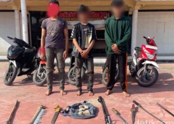 Ketiga remaja bersama barang bukti sejumlah senjata tajam saat diamankan di Polres Asahan. (Perdana Ramadhan/detikSumut)