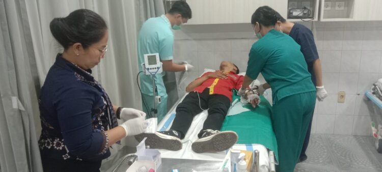 Foto korban perampokan saat mendapat perawatan medis.