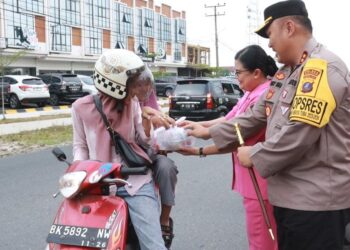 Kapolres Simalungun, AKBP Choky Sentosa Meliala, S.I.K., S.H., M.H., bersama Ketua Bhayangkari Cabang Simalungun, Ny. Rina Choky Meliala, bagikan takjil gratis di bulan Ramadhan, pada Rabu (20/3/2024), mulai sekitar pukul 16.30 WIB hingga selesai.