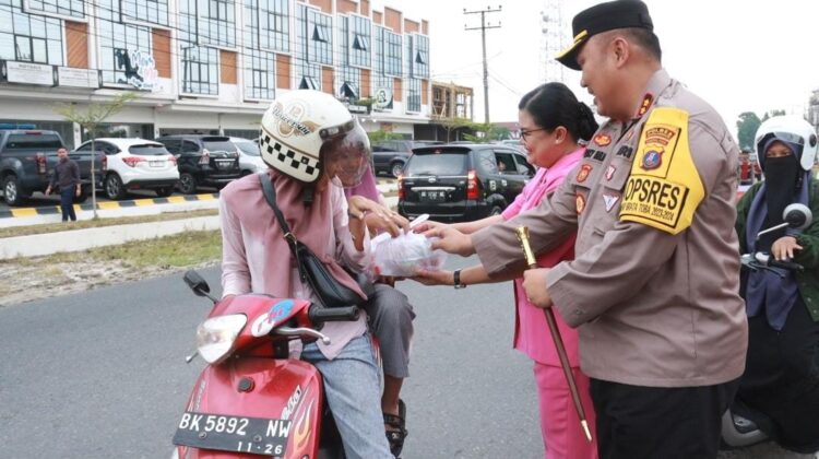 Kapolres Simalungun, AKBP Choky Sentosa Meliala, S.I.K., S.H., M.H., bersama Ketua Bhayangkari Cabang Simalungun, Ny. Rina Choky Meliala, bagikan takjil gratis di bulan Ramadhan, pada Rabu (20/3/2024), mulai sekitar pukul 16.30 WIB hingga selesai.