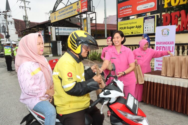 Ketua Bhayangkari Cabang Pematangsiantar, Ny. Sandra Yogen beserta Pengurus Bhayangkari membagikan takjil gratis kepada pengendara kendaraan bermotor yang melintasi Mako Polres Pematangsiantar, Jalan Sudirman Pematangsiantar, Rabu (20/3/2024) sore.