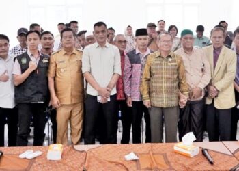 Foto bersama Bupati Simalungun, Radiapoh Hasiholan Sinaga disela kegiatan.
