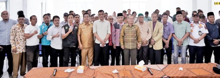 Foto bersama Bupati Simalungun, Radiapoh Hasiholan Sinaga disela kegiatan.