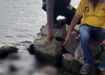 Personel Polsek Purba bantu evakuasi potongan tubuh yang ditemukan di Haranggaol, Dusun 2 Binanga Bolon, Nagori Purba Pasir, dan Kecamatan Haranggaol Horisan, Kabupaten Simalungun.