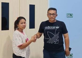 Kadis Kesehatan, Edwin Tony SM Simanjuntak foto bersama ibu dari Natalia saat menjenguk ke rumah sakit.