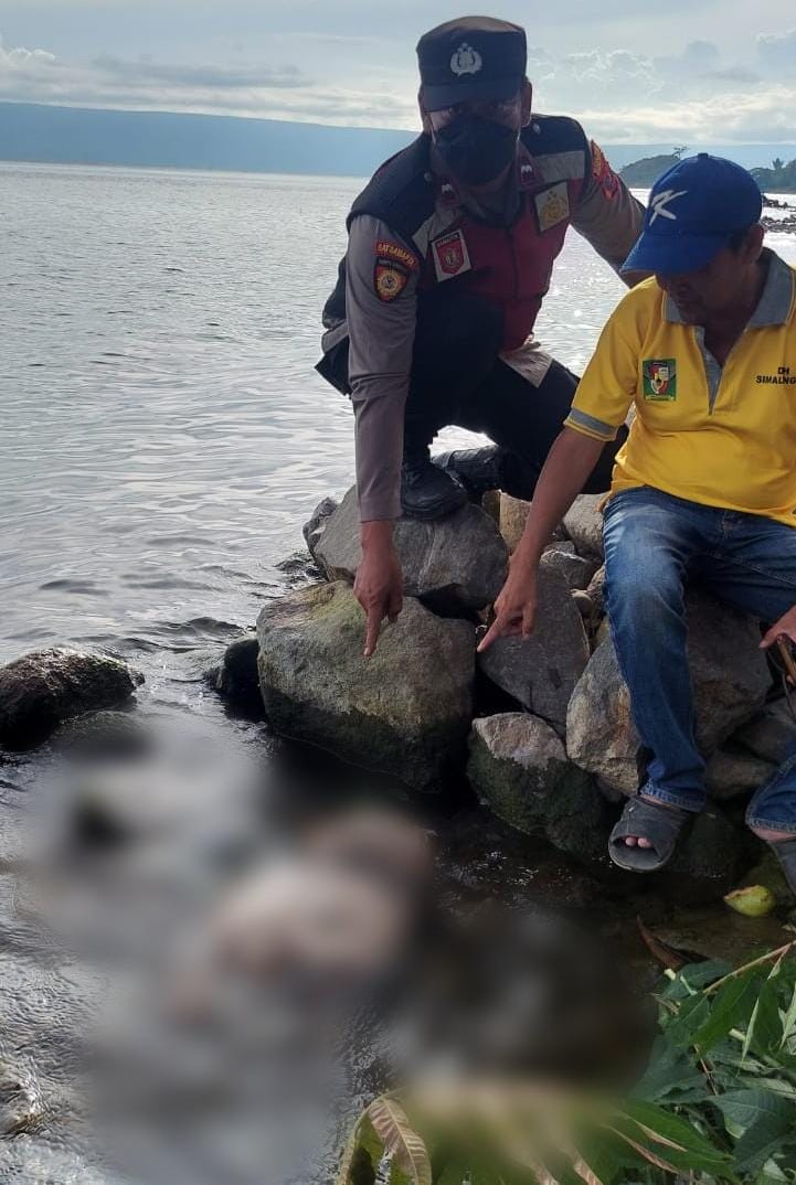 Personel Polsek Purba bantu evakuasi potongan tubuh yang ditemukan di Haranggaol, Dusun 2 Binanga Bolon, Nagori Purba Pasir, dan Kecamatan Haranggaol Horisan, Kabupaten Simalungun.