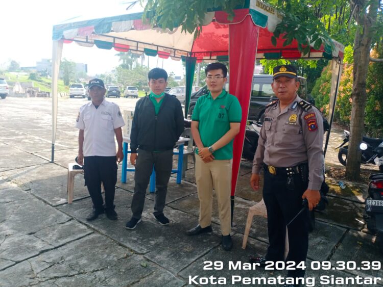 Personel Polsek Siantar Barat laksanakan pengamanan sembahyang Cheng Beng, Jumat  (29/3/2024) pagi, di pemakaman Jl. Ade Irma, Kelurahan Banjar, Kecamatan Siantar Barat, Kota Pematangsiantar.