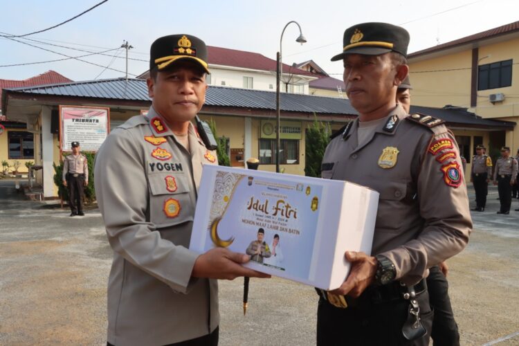 Kapolres Pematangsiantar, AKBP Yogen Heroes Baruno, S.H, S.I.K, menyerahkan bingkisan paket lebaran kepada perwakilan personel.