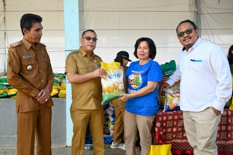 Bupati Humbahas, Dosmar Banjarnahor SE, diwakili Sekda, Chiristison R. Marbun, M.Pd, buka Gerakan Pangan Murah di Kabupaten Humbahas yang dipusatkan di Balerong Terminal Doloksanggul, Senin (25/3/2024).