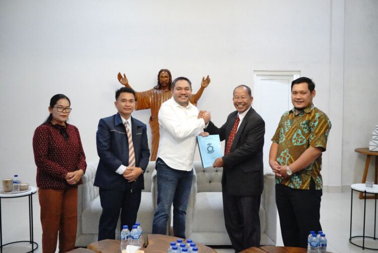 Foto bersama Bupati Pakpak Bharat, Franc Bernhard Tumangor usai pertemuan.