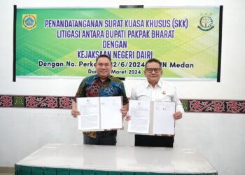 Bupati Pakpak Bharat, Franc Bernhard Tumanggor menandatangani surat kuasa khusus bersama Kepala Kejaksaan Negeri (Kejari) Dairi, Okto Rikardo, SH, di Gedung Kejaksaan Negeri Dairi, Sidikalang, Jumat (28/03/2024).