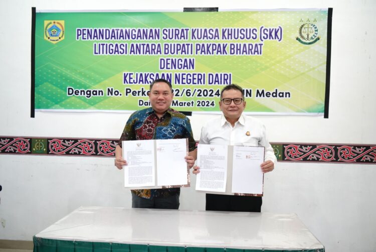 Bupati Pakpak Bharat, Franc Bernhard Tumanggor menandatangani surat kuasa khusus bersama Kepala Kejaksaan Negeri (Kejari) Dairi, Okto Rikardo, SH, di Gedung Kejaksaan Negeri Dairi, Sidikalang, Jumat (28/03/2024).