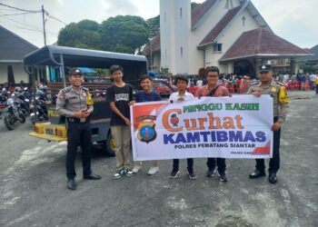 Jajaran Polres Pematangsiantar laksanakan Minggu Kasih Curhat Kamtibmas untuk menampung dan menjawab keluhan warga, di Gereja - gereja wilayah Kota Pematangsiantar, Minggu (24/3/2024).